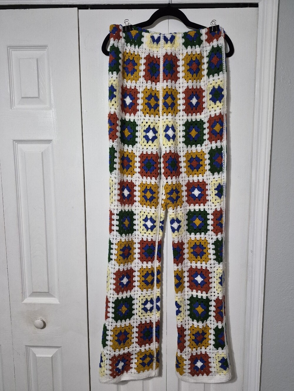 Retro ’70s Statement-making crochet granny square pants!